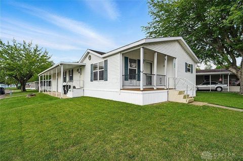 Photo of 17 Sunset Drive, Springfield, OH 45504 (MLS # 225045152)