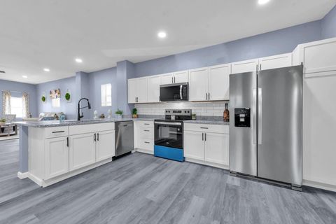 Tiny photo for 172 E Woodrow Avenue, Columbus, OH 43207 (MLS # 225045975)