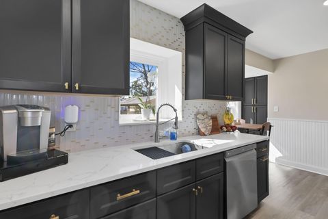 Tiny photo for 327 E Jeffrey Place, Columbus, OH 43214 (MLS # 226008149)