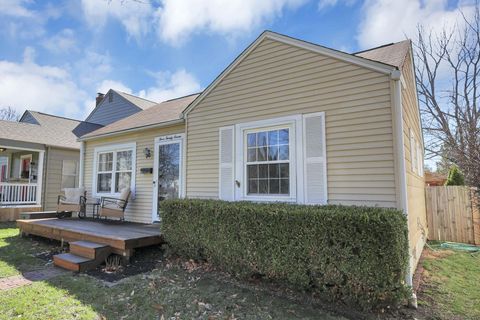 Tiny photo for 327 E Jeffrey Place, Columbus, OH 43214 (MLS # 226008149)