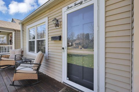 Tiny photo for 327 E Jeffrey Place, Columbus, OH 43214 (MLS # 226008149)