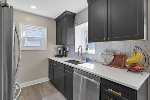 Tiny photo for 327 E Jeffrey Place, Columbus, OH 43214 (MLS # 226008149)