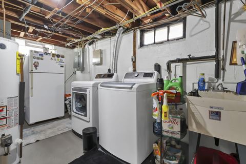 Tiny photo for 327 E Jeffrey Place, Columbus, OH 43214 (MLS # 226008149)