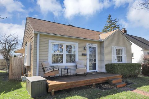 Tiny photo for 327 E Jeffrey Place, Columbus, OH 43214 (MLS # 226008149)