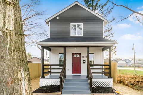 Photo of 1329 Manchester Avenue, Columbus, OH 43211 (MLS # 226001008)