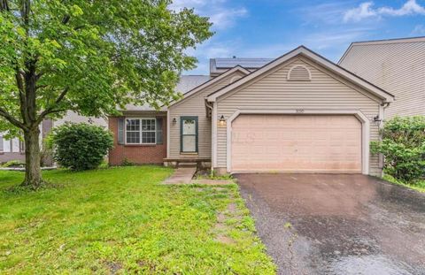 Photo of 3150 Berkley Pointe Drive, Columbus, OH 43230 (MLS # 226019743)
