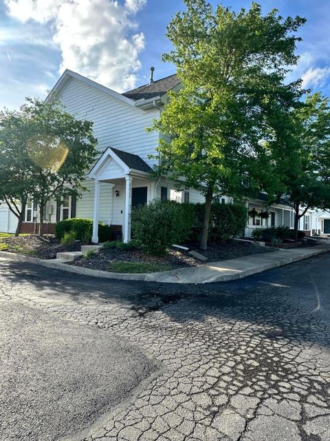 Photo of 6323 Lakeview Drive W 5 #5, Grove City, OH 43123 (MLS # 226014308)