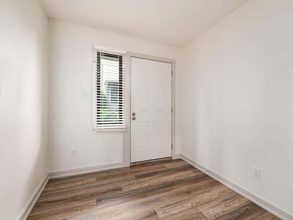 Photo of 428 Edinburgh Road, Dublin, OH 43017 (MLS # 226028880)