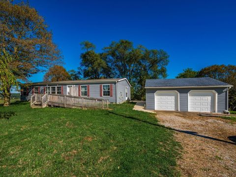 Photo of 4395 Julian Road SW, Lancaster, OH 43130 (MLS # 225038868)