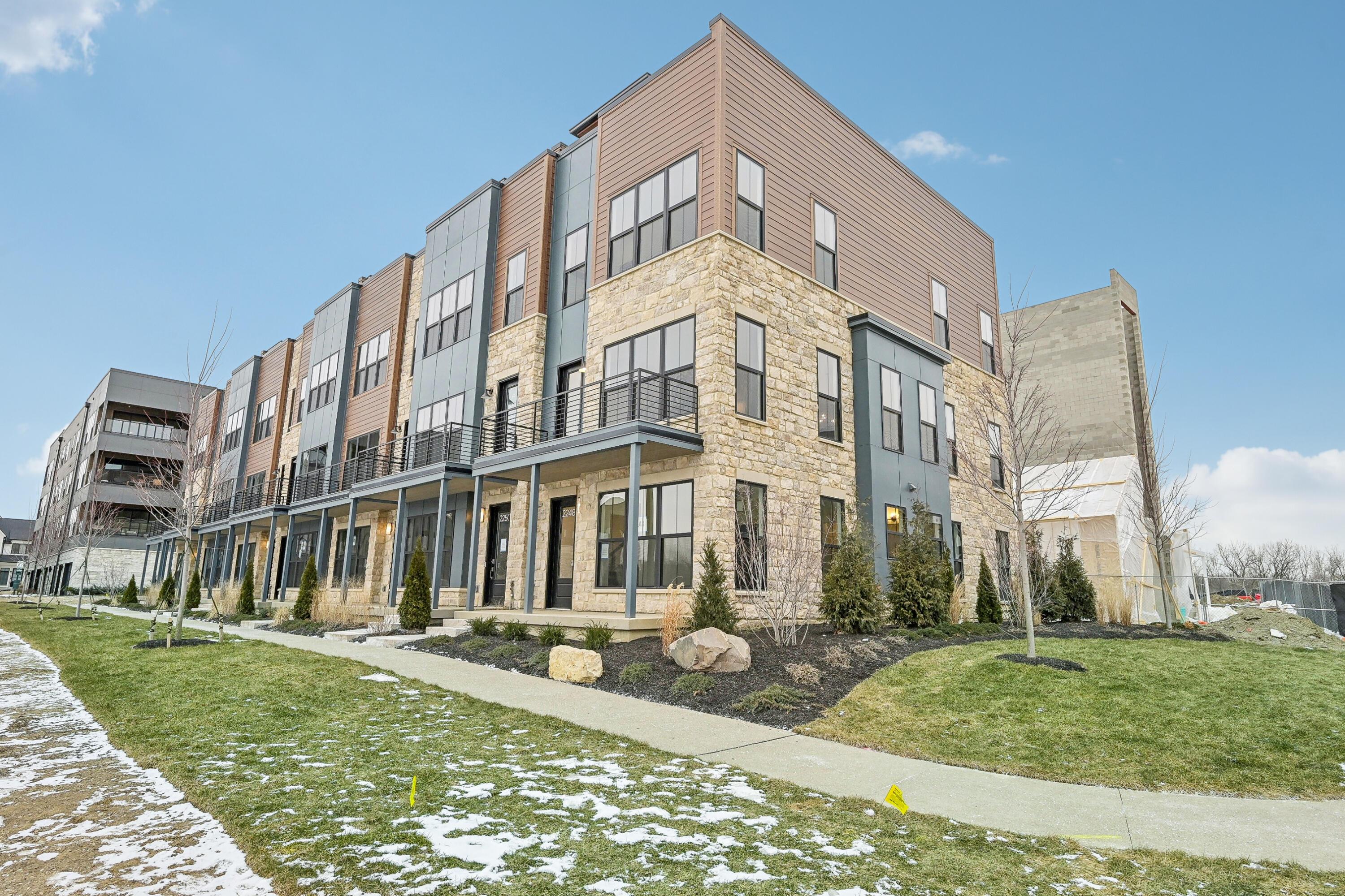2250 Quarry Trails Drive, Columbus, Ohio image 2
