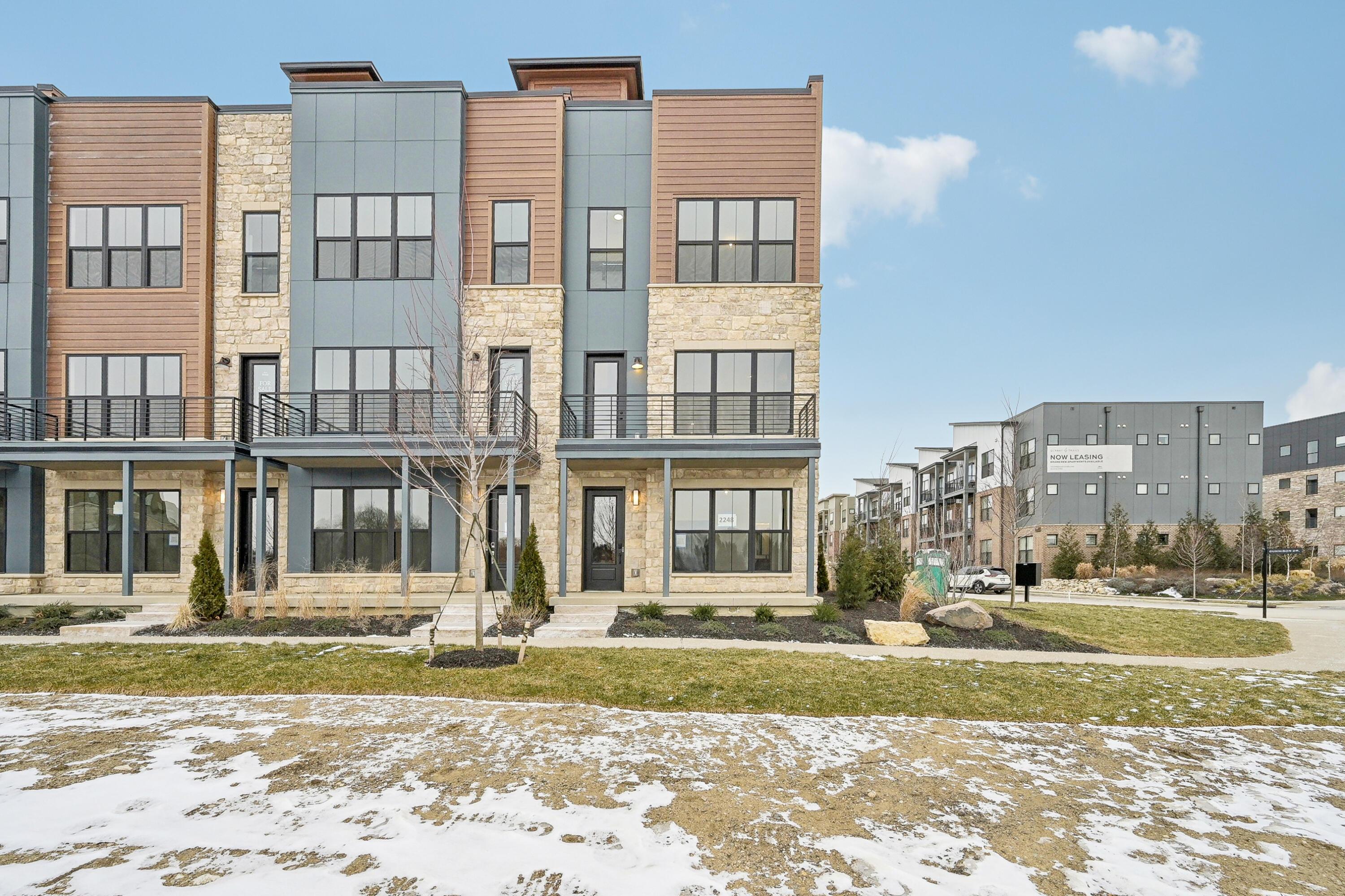 2250 Quarry Trails Drive, Columbus, Ohio image 1