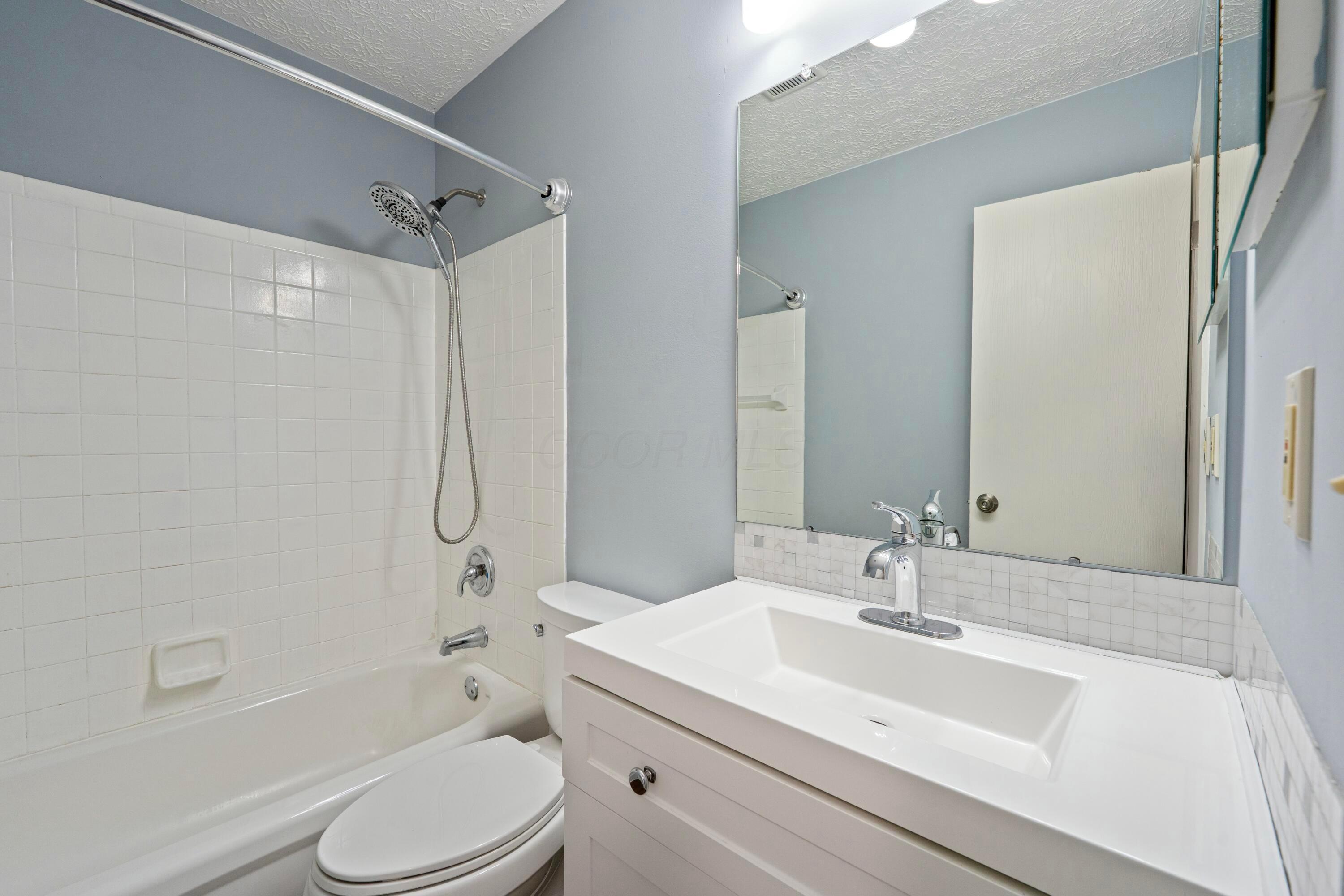 8733 Clarksdale Drive, Lewis Center, Ohio image 25