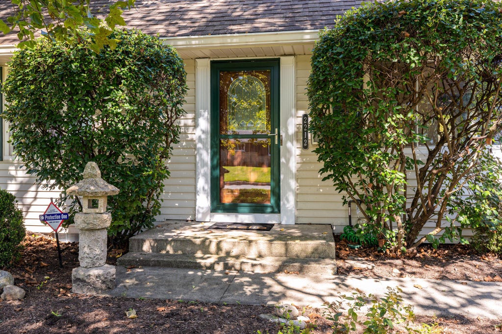 Photo of 2212 Woodstock Road, Upper Arlington, OH 43221 (MLS # 226037062)