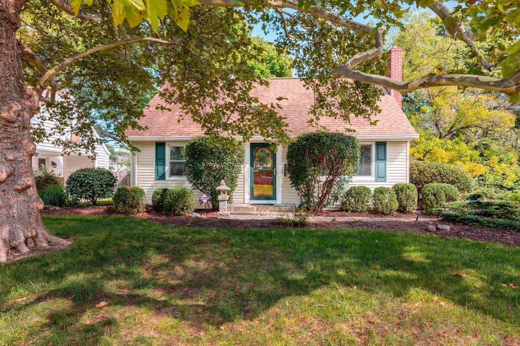 Photo of 2212 Woodstock Road, Upper Arlington, OH 43221 (MLS # 226037062)