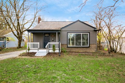 Photo of 131 E Stanton Avenue, Columbus, OH 43214 (MLS # 226009213)