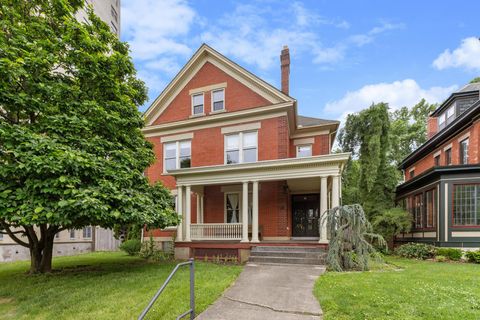 Photo of 31 Woodland Avenue, Columbus, OH 43203 (MLS # 226018161)