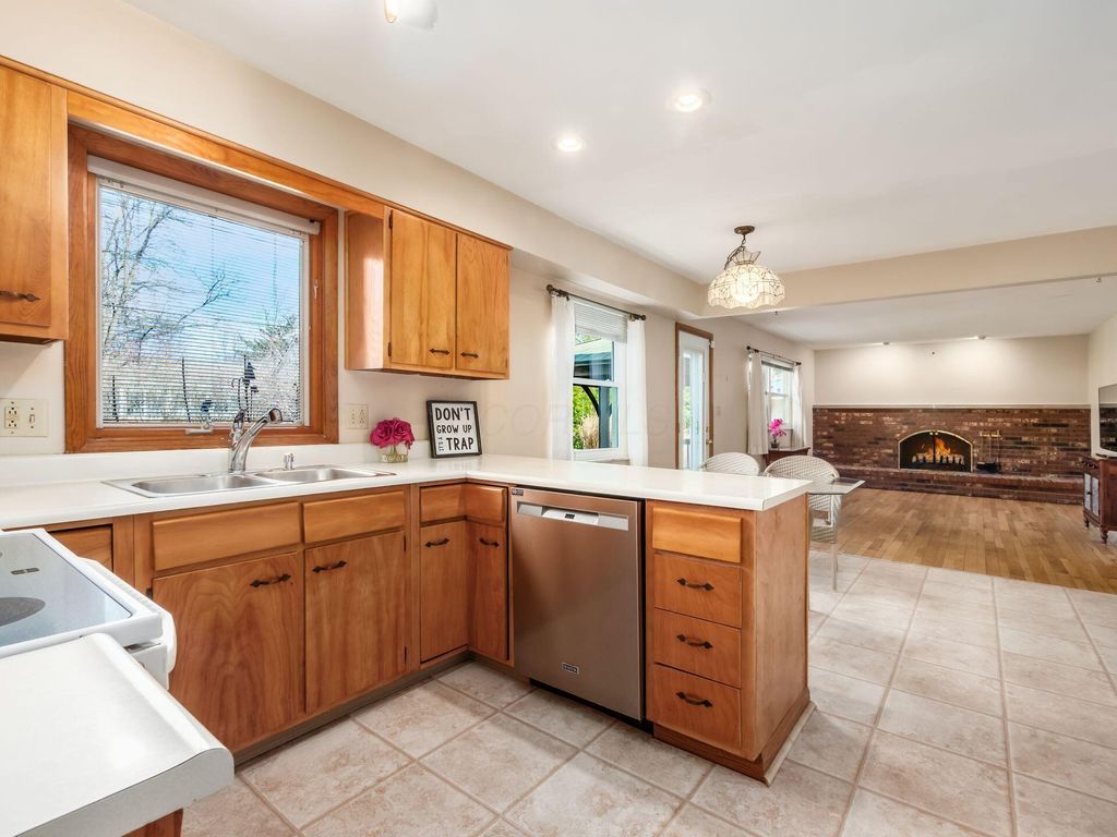 Photo of 876 Middlebury Drive N, Worthington, OH 43085 (MLS # 226004957)