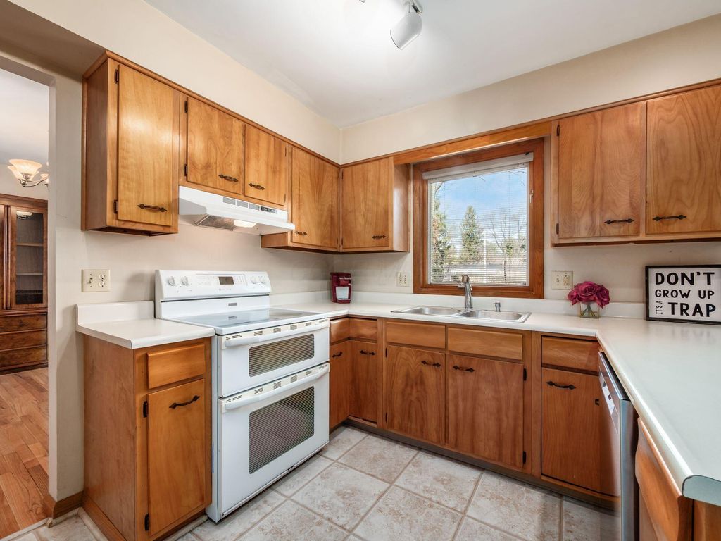 Photo of 876 Middlebury Drive N, Worthington, OH 43085 (MLS # 226004957)