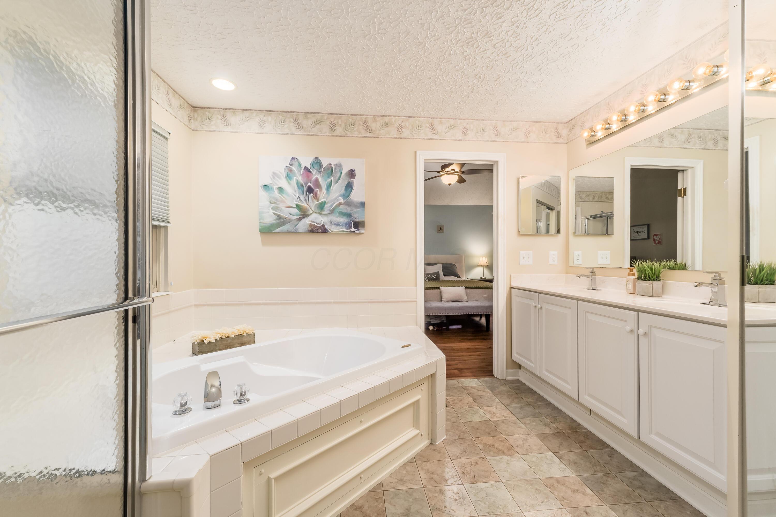 1336 Great Hunter Drive, Grove City, Ohio image 20