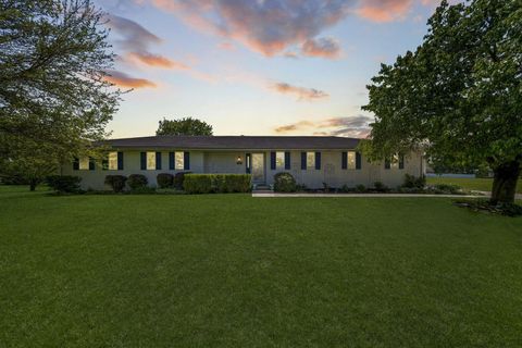 Photo of 339 Thames Court, London, OH 43140 (MLS # 226015829)