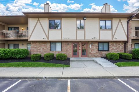 Photo of 2229 Hedgerow Road 2229B #2229B, Columbus, OH 43220 (MLS # 226013454)