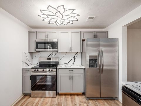 Tiny photo for 904 Kyle Avenue, Columbus, OH 43207 (MLS # 225037550)