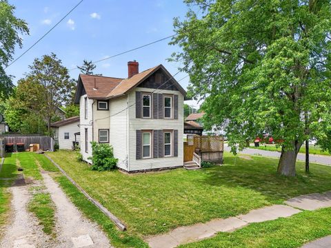 Photo of 23 S Pine Street, Newark, OH 43055 (MLS # 226017389)