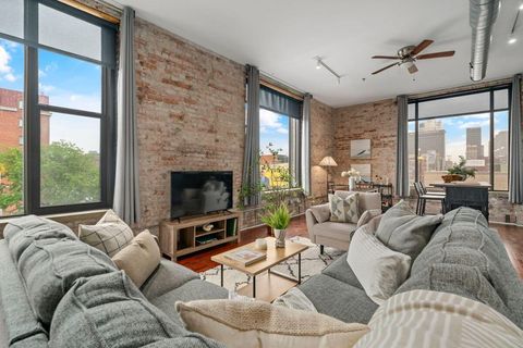Photo of 78 E Chestnut Street 304 #304, Columbus, OH 43215 (MLS # 226014632)