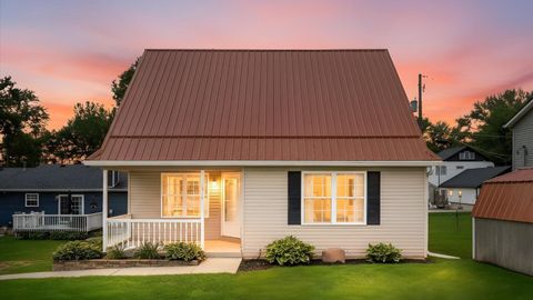 Photo of 514 Zanesville Avenue, Thornville, OH 43076 (MLS # 226028084)