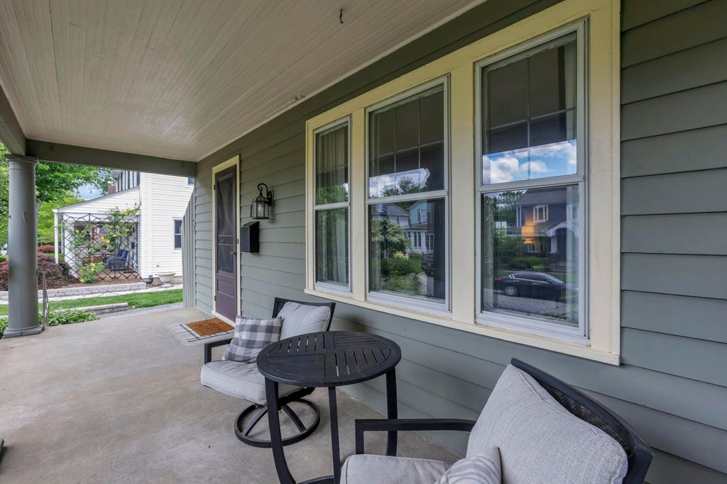Photo of 110 W Dunedin Road, Columbus, OH 43214 (MLS # 226017837)