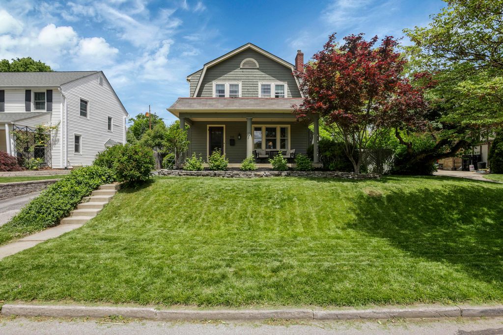 Photo of 110 W Dunedin Road, Columbus, OH 43214 (MLS # 226017837)