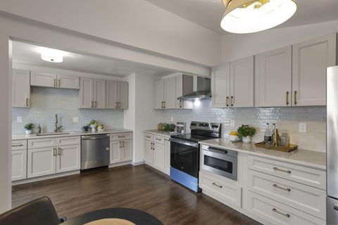 Photo of 157 N Kellner Road, Columbus, OH 43209 (MLS # 226004316)