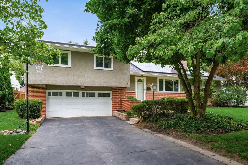 Photo of 258 Sinsbury Drive N, Worthington, OH 43085 (MLS # 226023045)