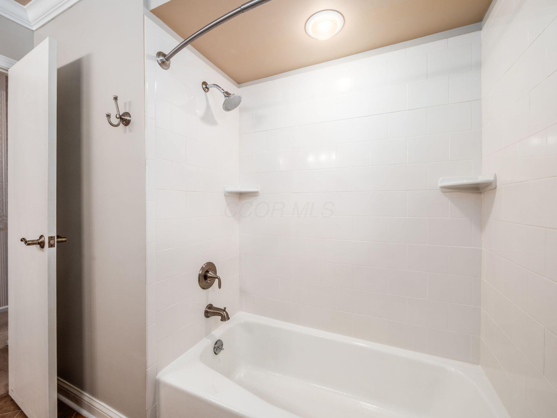 3435 Rolling Hills Lane, Grove City, Ohio image 32