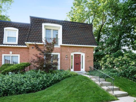 Photo of 2840 Chateau Circle S 28 #28, Columbus, OH 43221 (MLS # 226019447)