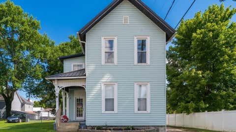 Photo of 17 E Oak Street, Newark, OH 43055 (MLS # 226023529)