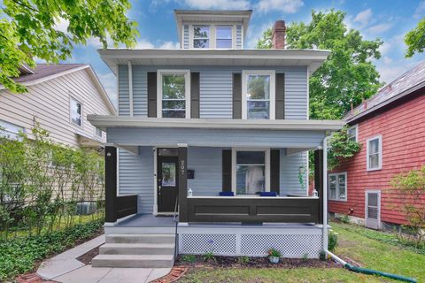 Photo of 207 E Oakland Avenue, Columbus, OH 43201 (MLS # 226018494)
