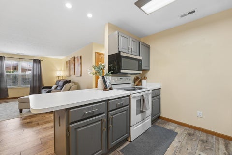 Tiny photo for 185 Groveport Pike 14D #14D, Canal Winchester, OH 43110 (MLS # 226039272)