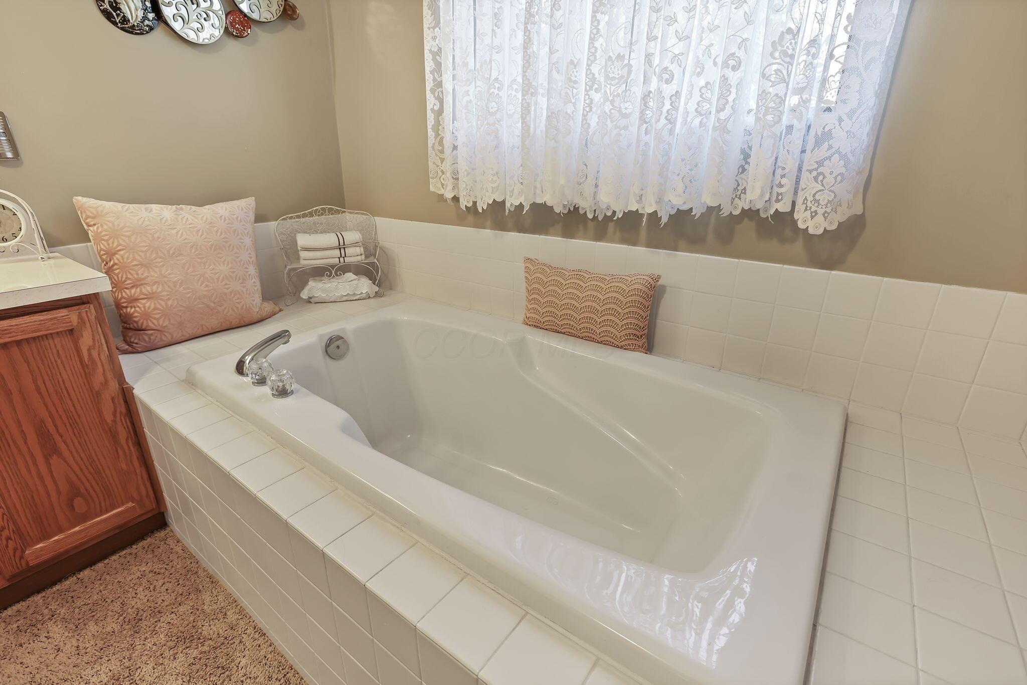 6324 Rossmore Lane, Canal Winchester, Ohio image 30