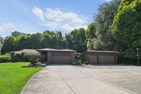Photo of 819 Briarhill Drive, Newark, OH 43055 (MLS # 226035150)