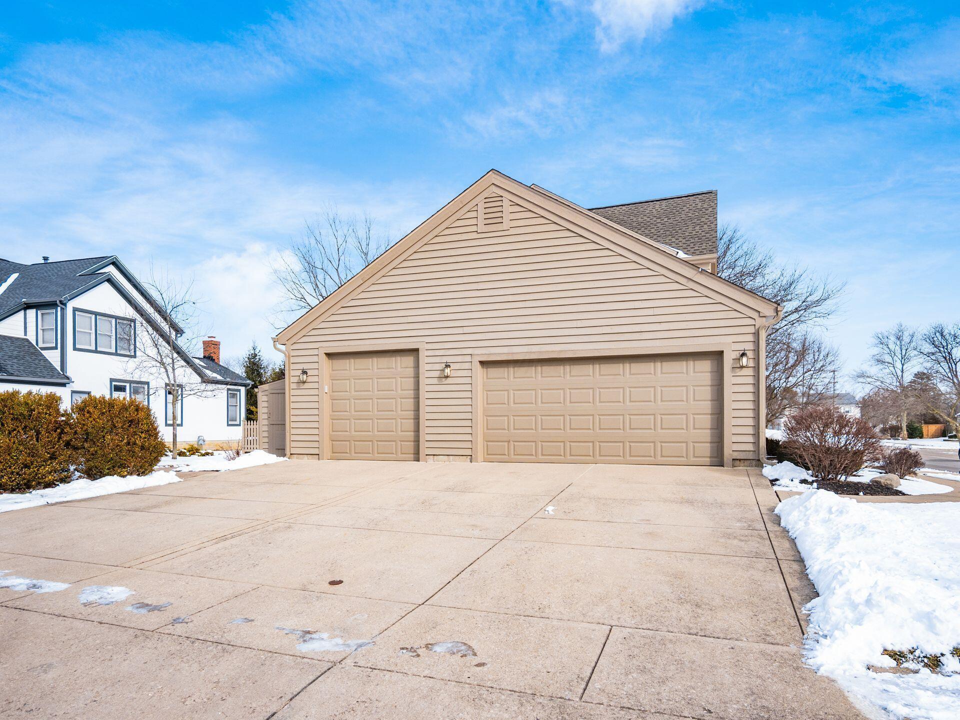 4797 Riverwood Drive, Hilliard, Ohio image 2