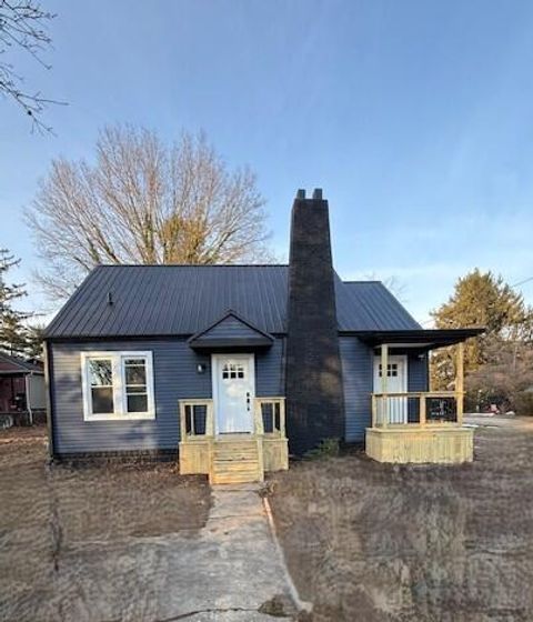 Photo of 331 E Taylor Street, Zanesville, OH 43701 (MLS # 225046033)