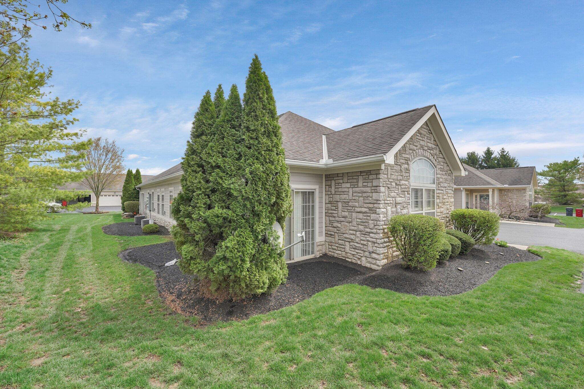 906 Villas Drive, Pataskala, Ohio image 3