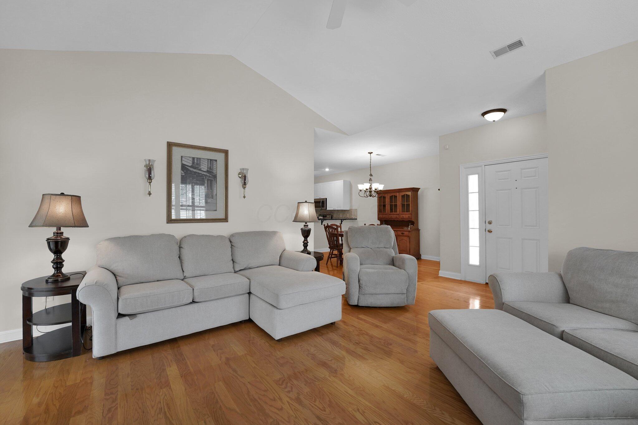 906 Villas Drive, Pataskala, Ohio image 7