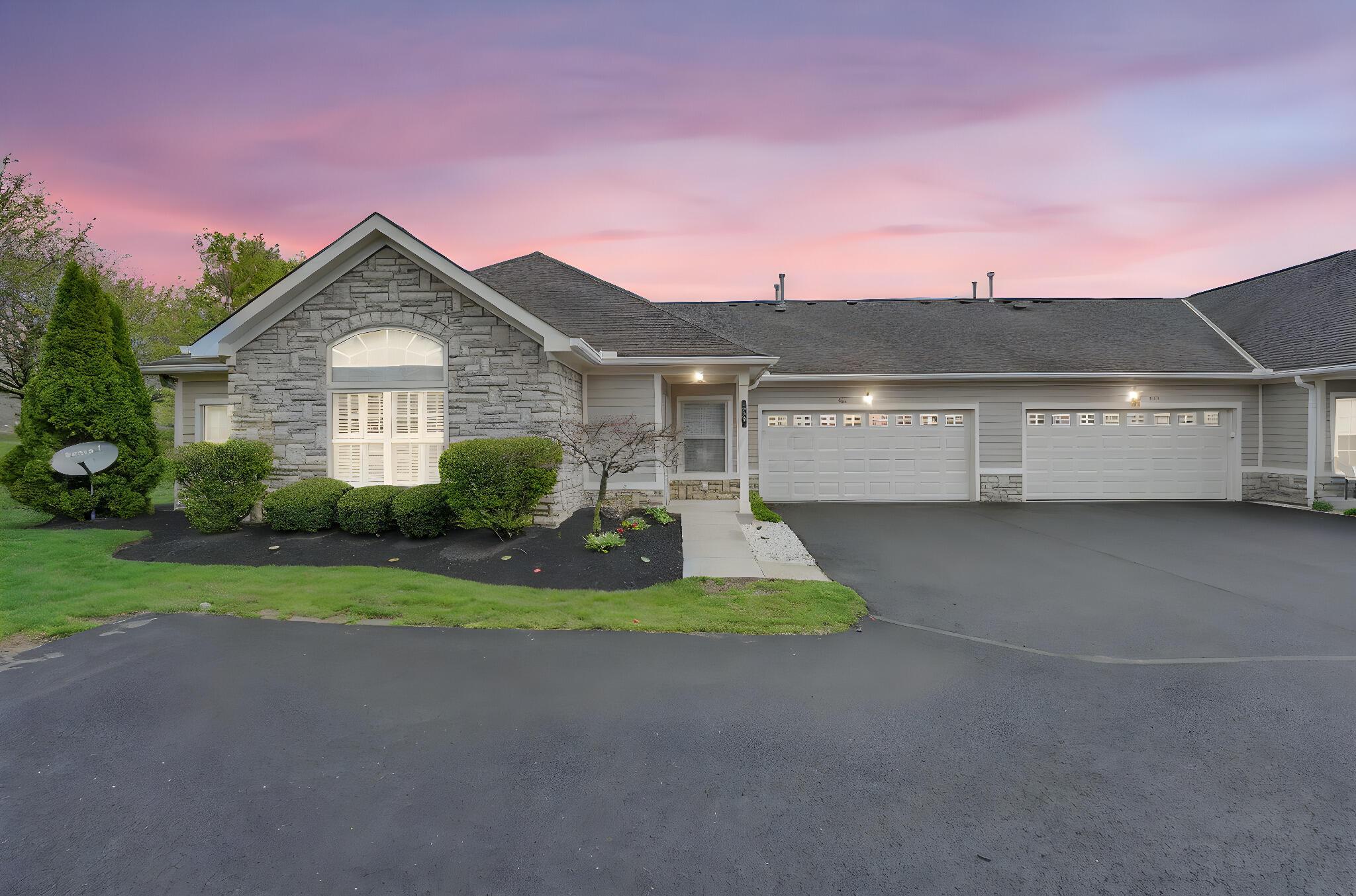 906 Villas Drive, Pataskala, Ohio image 1