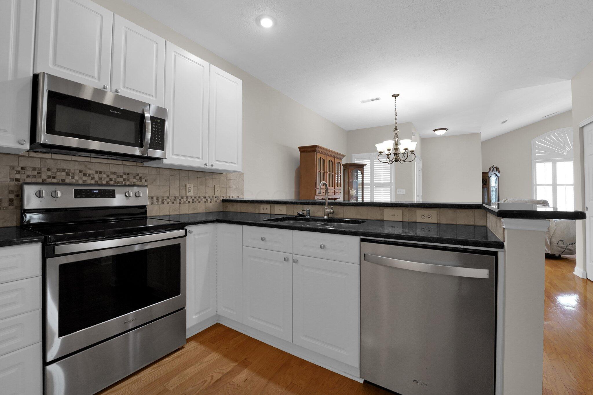906 Villas Drive, Pataskala, Ohio image 9