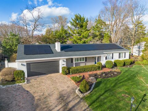 Photo of 2200 Nayland Road, Columbus, OH 43220 (MLS # 226005356)