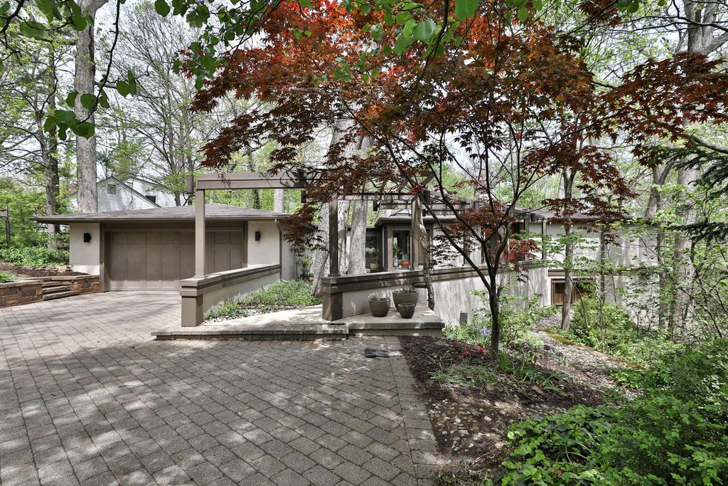 Photo of 815 Lookout Point Drive, Columbus, OH 43235 (MLS # 226014204)
