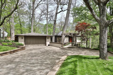 Photo of 815 Lookout Point Drive, Columbus, OH 43235 (MLS # 226014204)