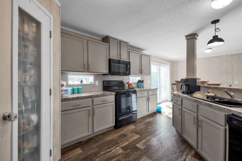 Tiny photo for 350 Ray Avenue, Circleville, OH 43113 (MLS # 225037763)